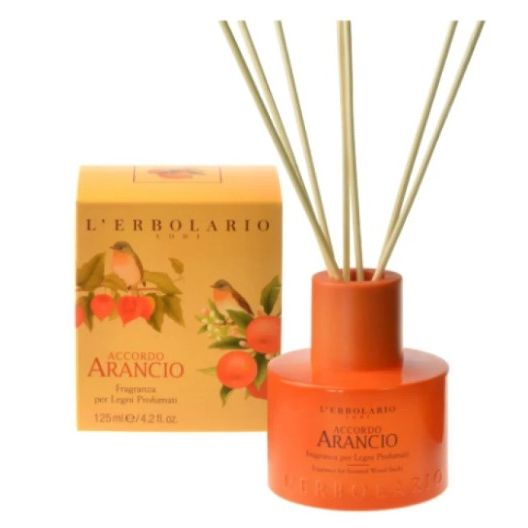 L’Erbolario Accordo Arancio Fragranza per Legni Profumati 125 ml – Αρωματικά στικ χώρου με Αρωματικές νότες από: Μανταρίνι Νεράντζι Δαμάσκηνο και Βανίλια